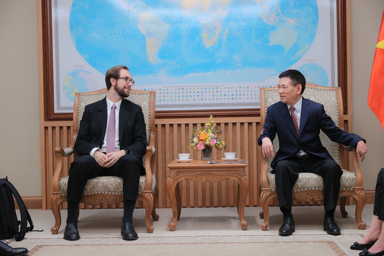 Phó Thủ tướng Chính phủ Hồ Đức Phớc tiếp và làm việc với ông Marco Dal Lago, Phó Chủ tịch phụ trách Phát triển và Đối tác toàn cầu và đoàn công tác của Tập đoàn Tether - Ảnh: VGP/Trần Mạnh