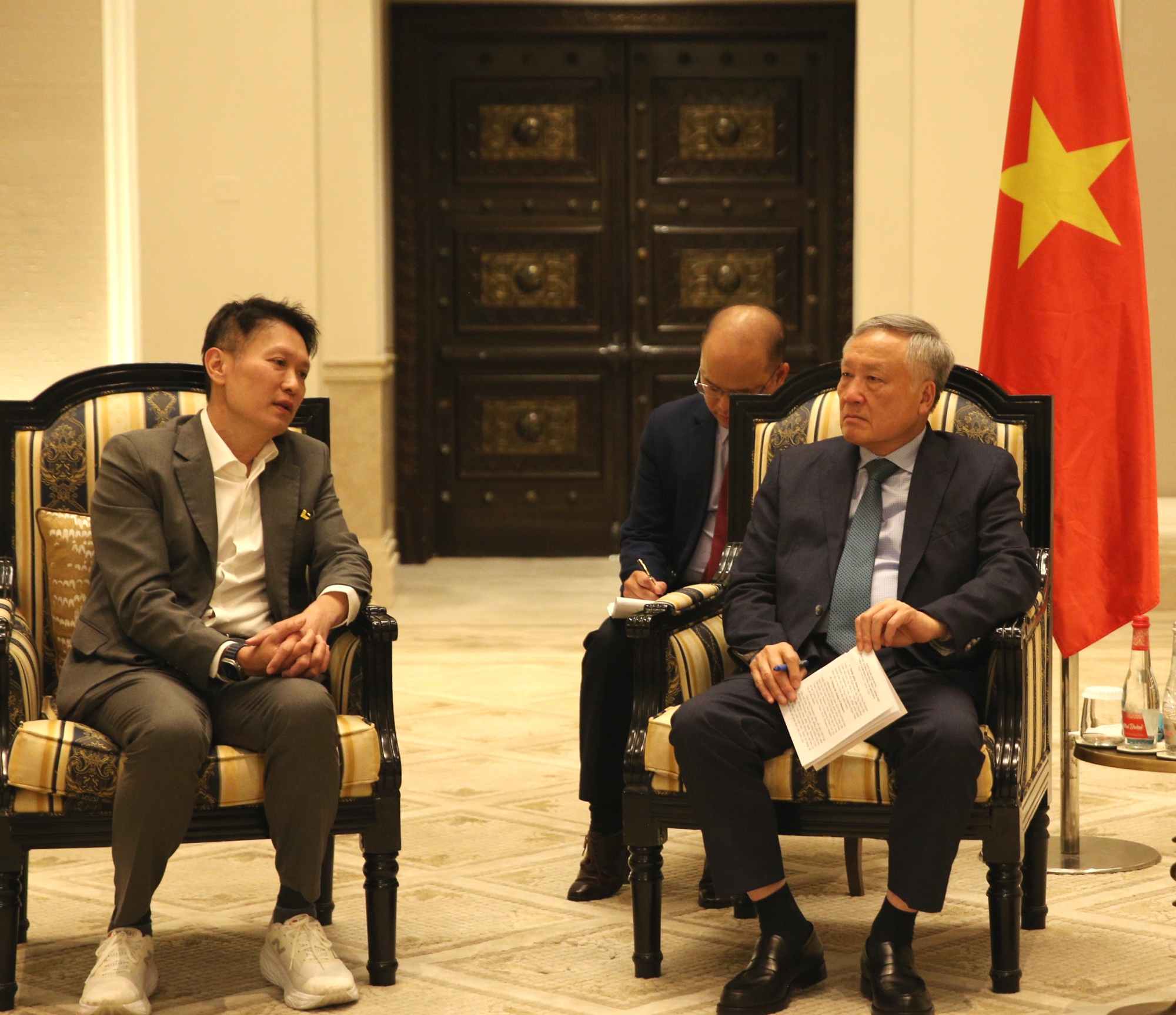 Phó Thủ tướng Thường trực làm việc với Tổng giám đốc Binance. Ảnh: VGP/Nguyễn Hoàng